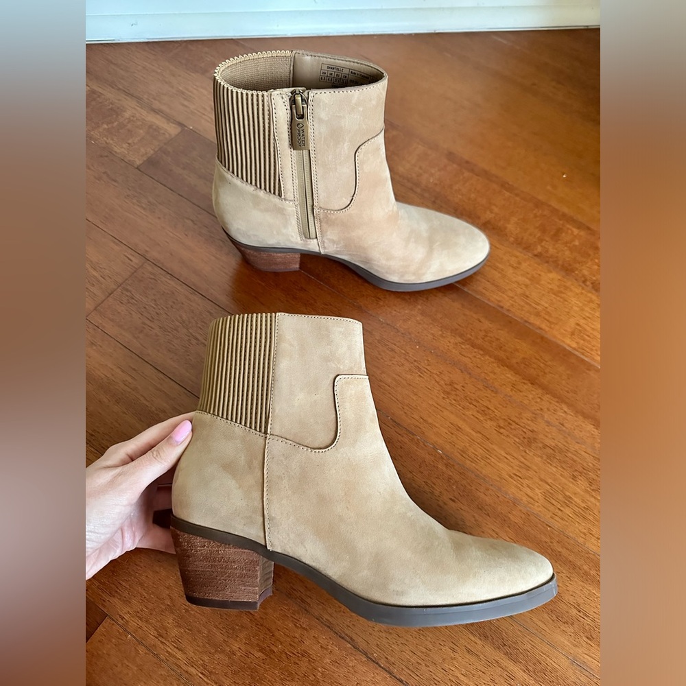 Vionic Shantelle Waterproof Leather Bootie. Size 6.5